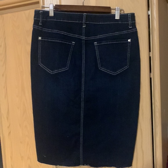 Womens dark Jean skirt with front slit size 32 from Dex - Picture 2 of 4